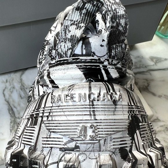 New and authentic Balenciaga Extreme Graffiti Print Sneakers. Size 43. Boxed - Picture 8 of 14